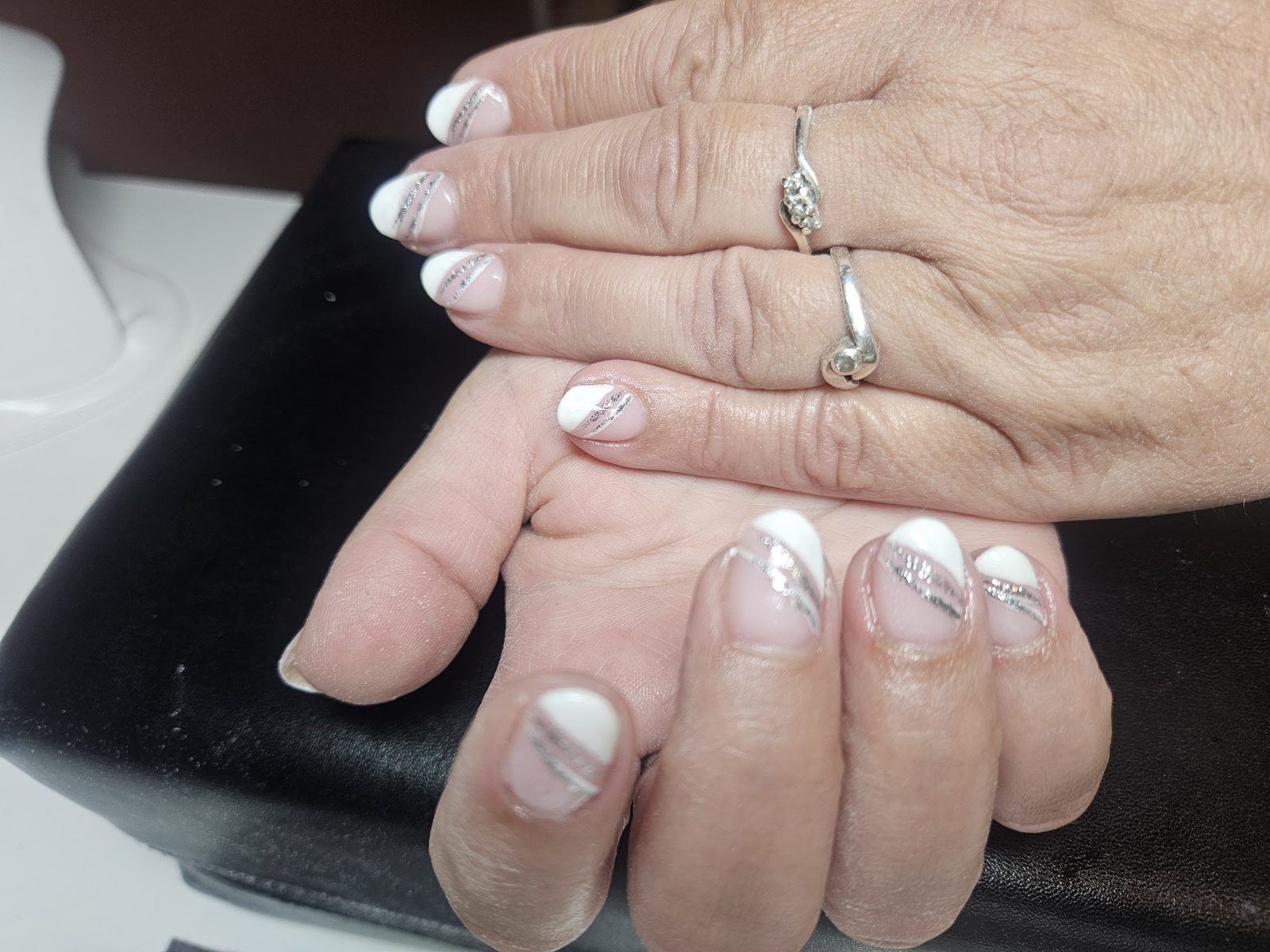 Witte French manicure met een zilveren lijntje op elke nagel