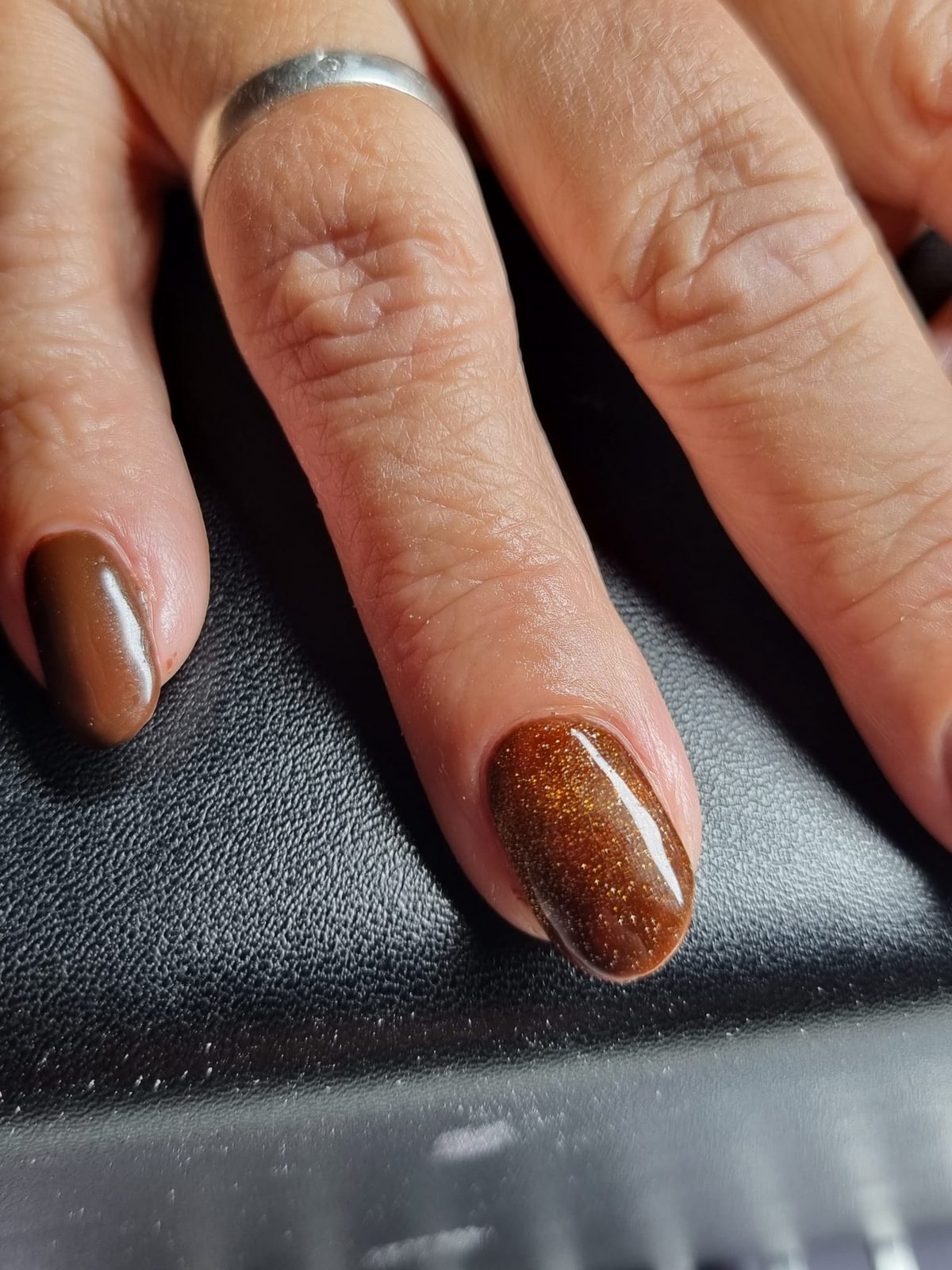 Koperbruine glitternagels in een ovale vorm